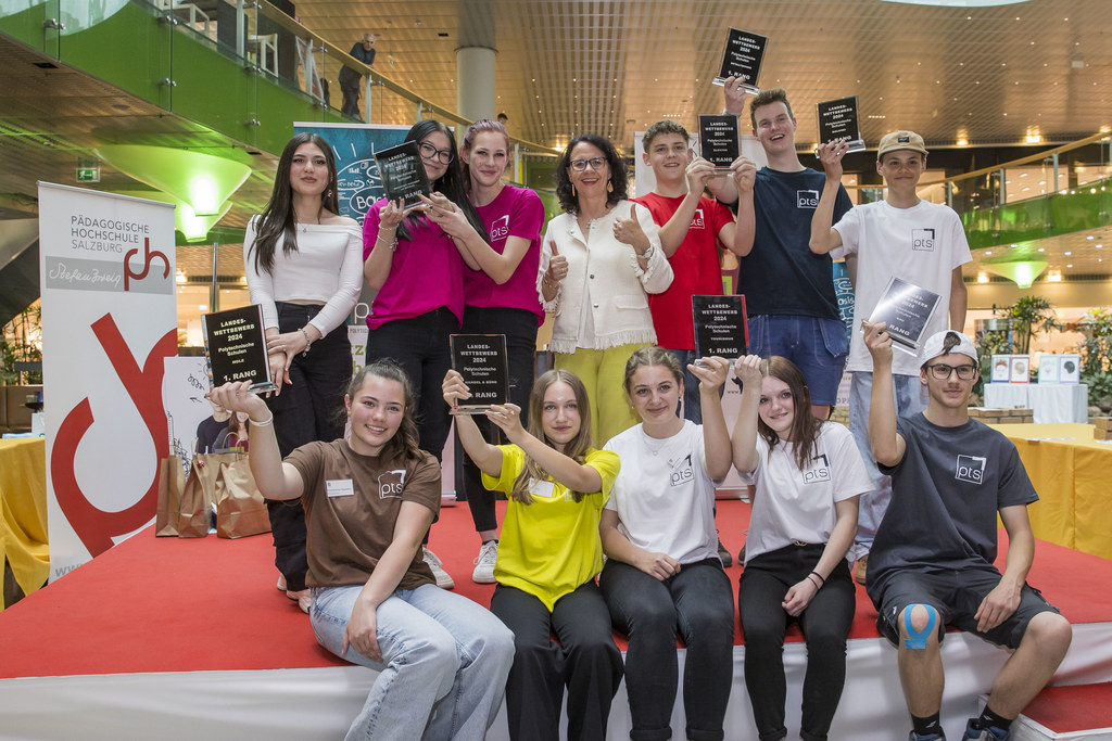 Die Polytechnischen Schulen haben sich beim Landeswettbewerb im Europark gemessen. LR Daniela Gutschi mit den Siegerinnen und Siegern der einzelnen Kategorien.